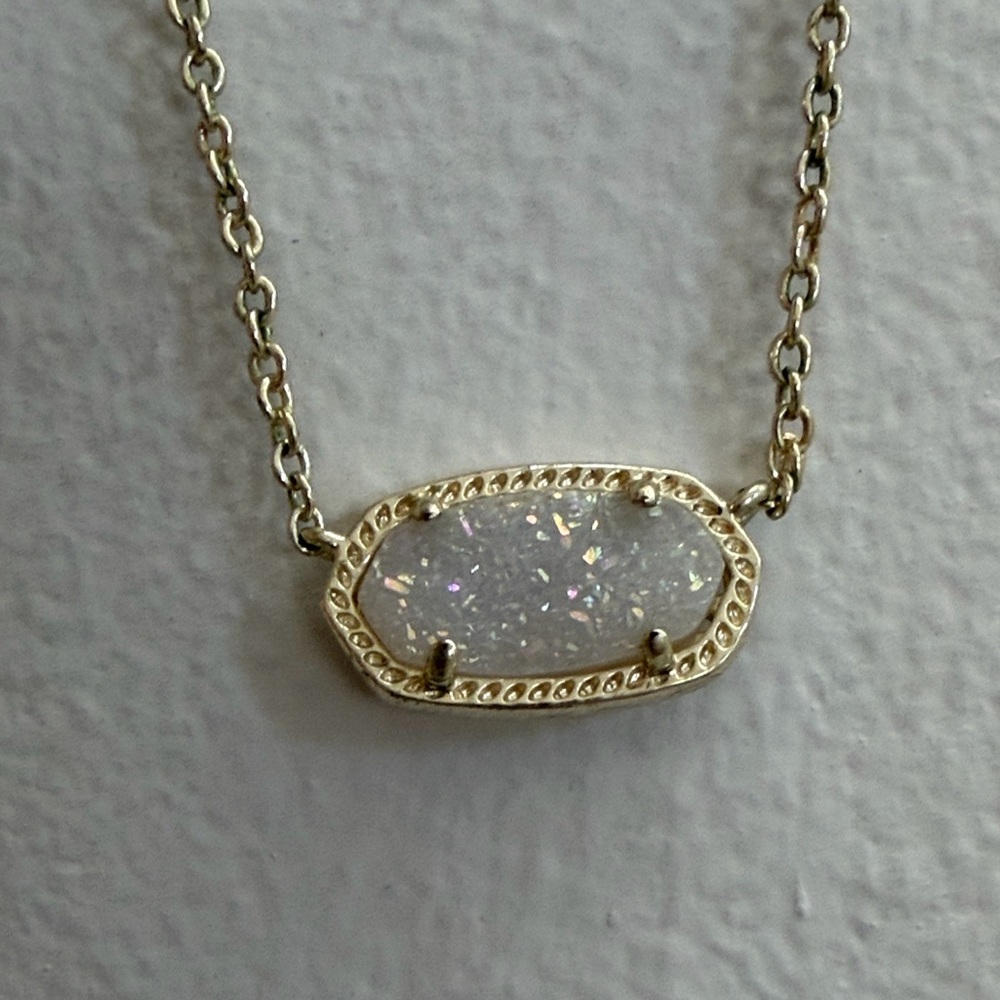 Kendra Scott Elisa pendant necklace with gold finish and iridescent drusy stone